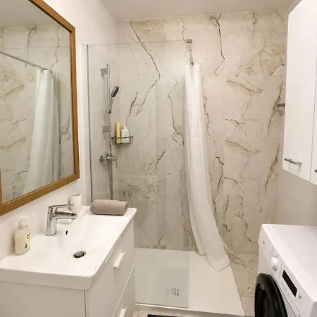 Appartement Riviera Juan Les Pins 300m Avec Terrasse *